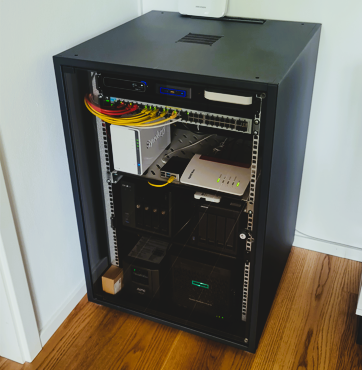 Serverschrank mit Servern Serverschrank mit Servern
