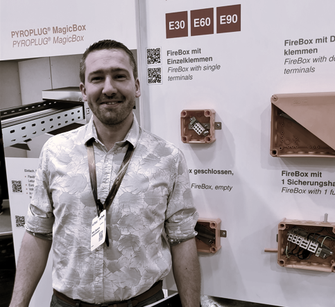 Mike Capesius Mike Capesius vor elektrischen Komponenten